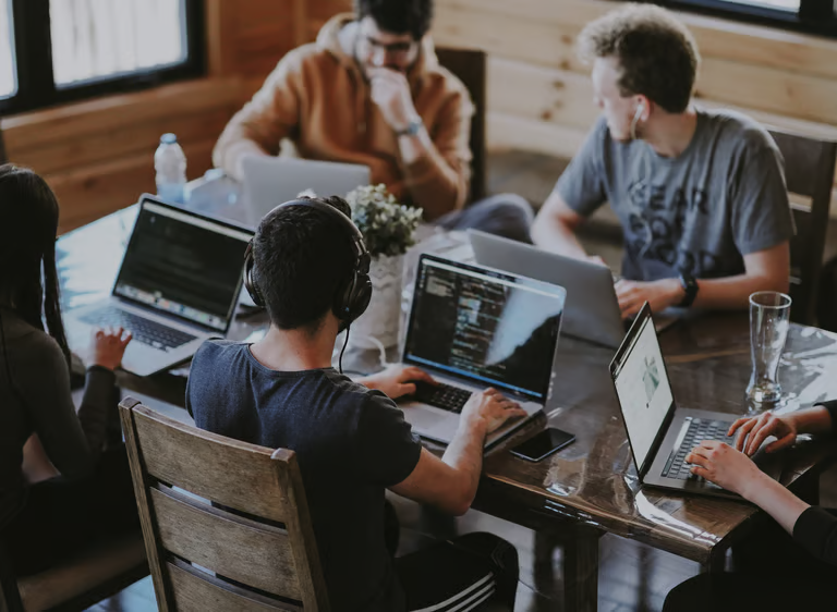 Team bei der gemeinsamen Arbeit am Laptop